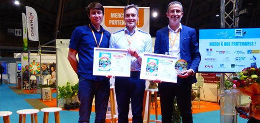 Arnaud Million et Laurent Buob au salon Med'Agri 2024 lors de la remise du prix spécial du jury à Cérès Flore pour ses végétaux indigènes sauvages.