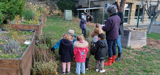 Opération "Plantons des arbres" à la maternelle de Châteauneuf-du-Pape